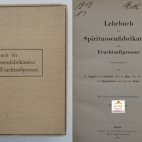 Lehrbuch für Spirituosenfabrikanten und Fruchtsaftpresser, Fach und Lehrbuch von 1907, Herausgegeben von Professor Dr. Zuntz , Dr. Caspari, Dr. Cronheim, Prof. Dr. Gilg und Professor Dr. Kolkwitz, Dr. Oppenheimer. Vorbesitzer dieses Buches war Wilhelm Schulz, erster Vorsitzender des Deutschen Uhrmacher-Bundes und Herausgeber des Deutschen Uhrmacher-Kalender (1914).